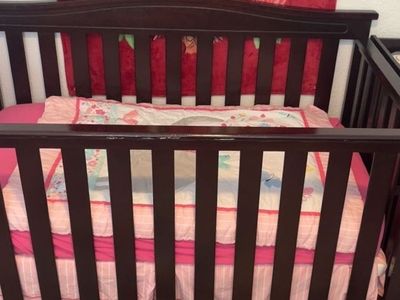 Baby crib + changing table