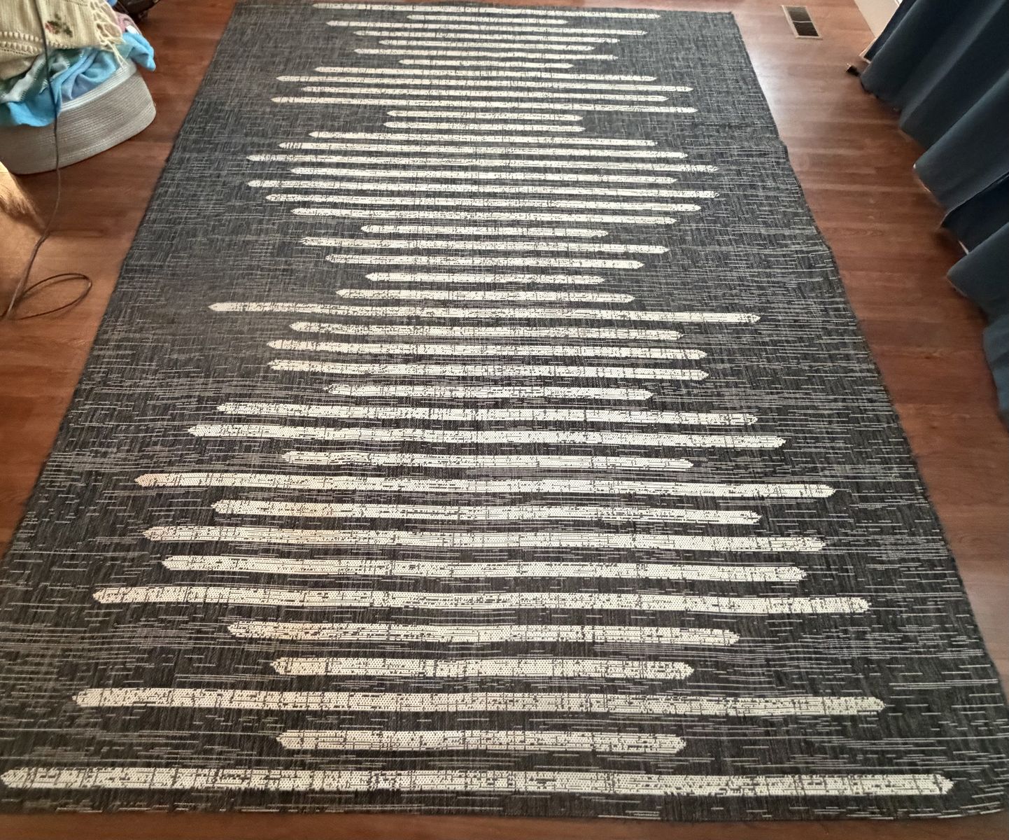 Indoor/outdoor 8x10 area rug