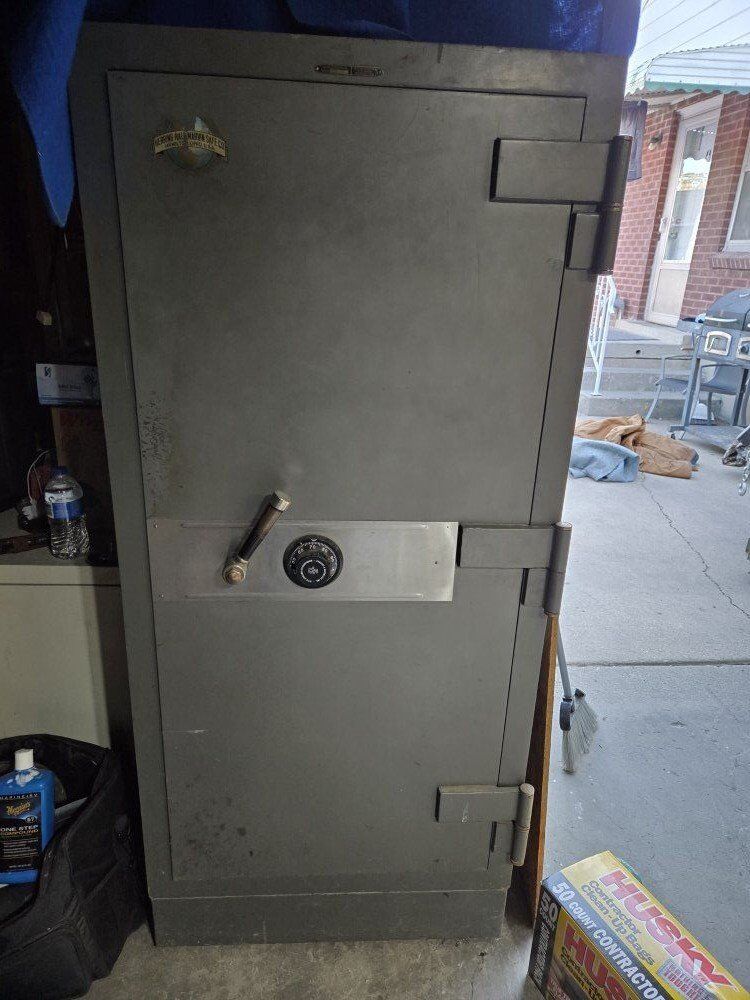 "VERY HEAVY DUTY"Antique- marvin herring hall saf