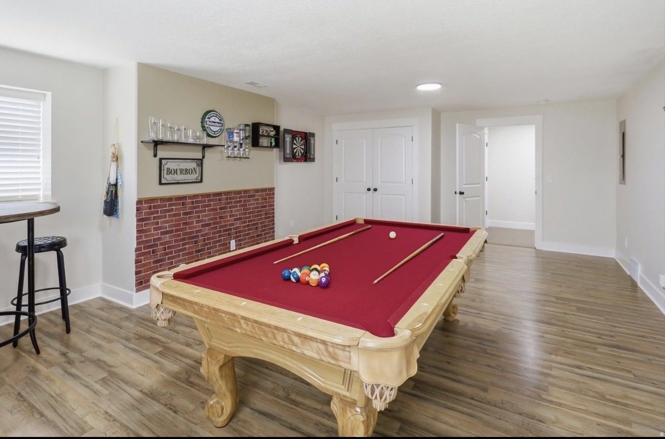 American Heritage pool table 8 feet - Like New