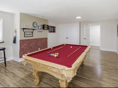 American Heritage pool table 8 feet - Like New