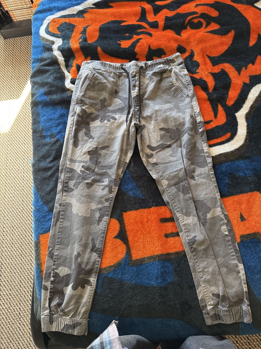 Men's Gray Camouflage Jogger Pants with Drawstring Waist & Elastic Cuffs - Good Condition