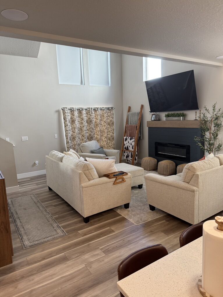 Looking For 2 Roommates