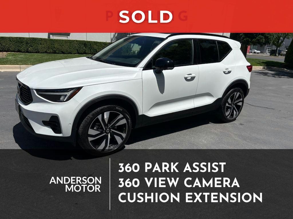 2025 Volvo XC40 B5 Plus Dark Theme