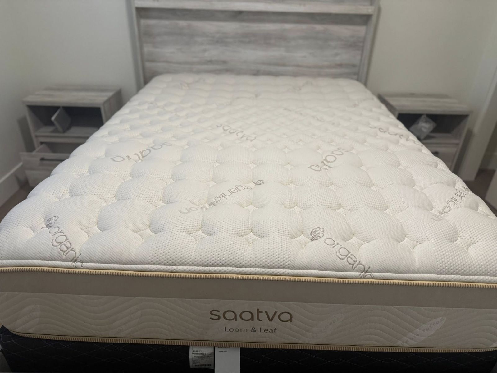 King Mattress, Saatva Loom and Leaf, Like New, Firmness:Medium, Excellent Condition!!