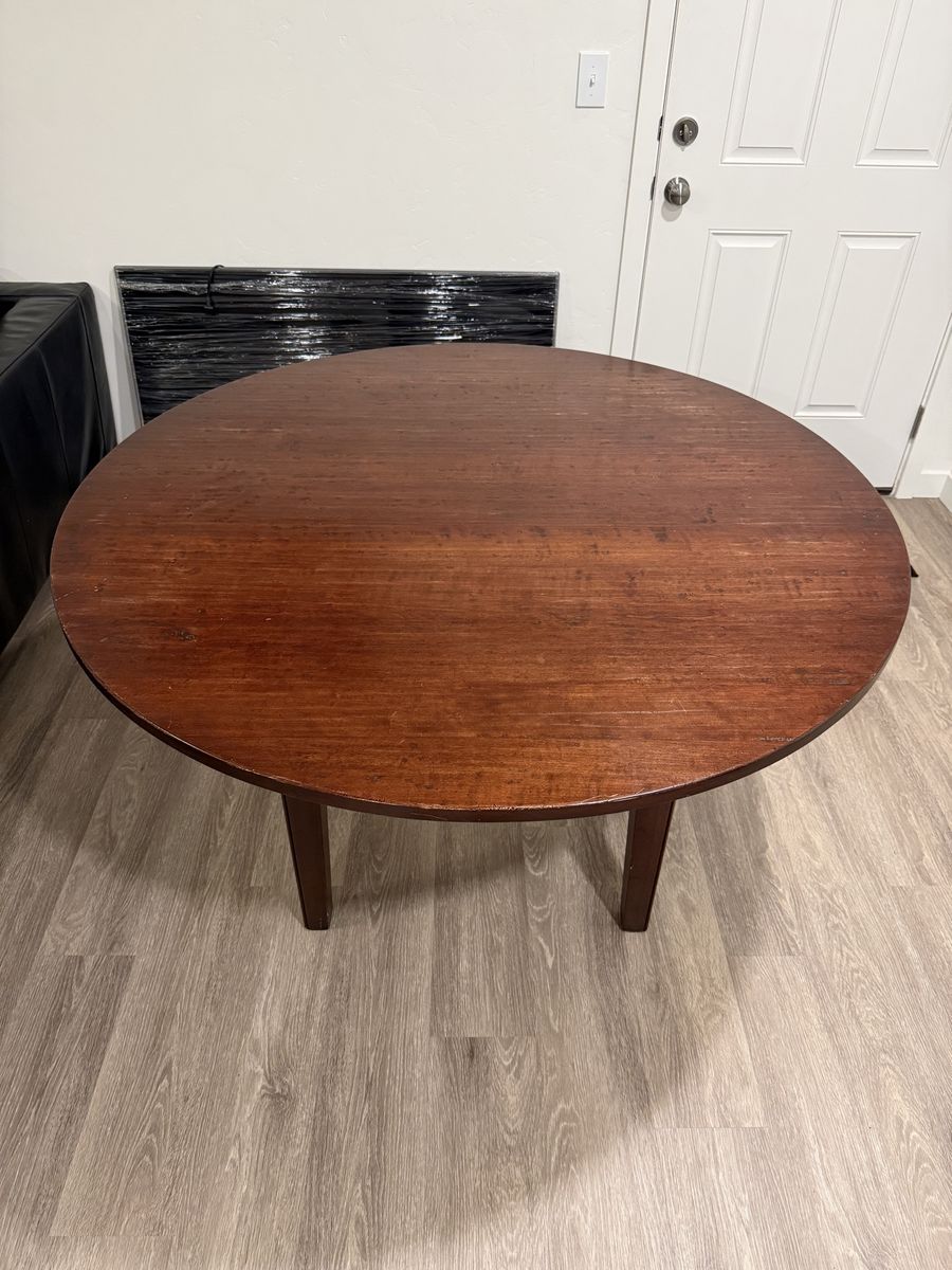 Round dining table