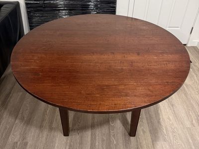 Round dining table