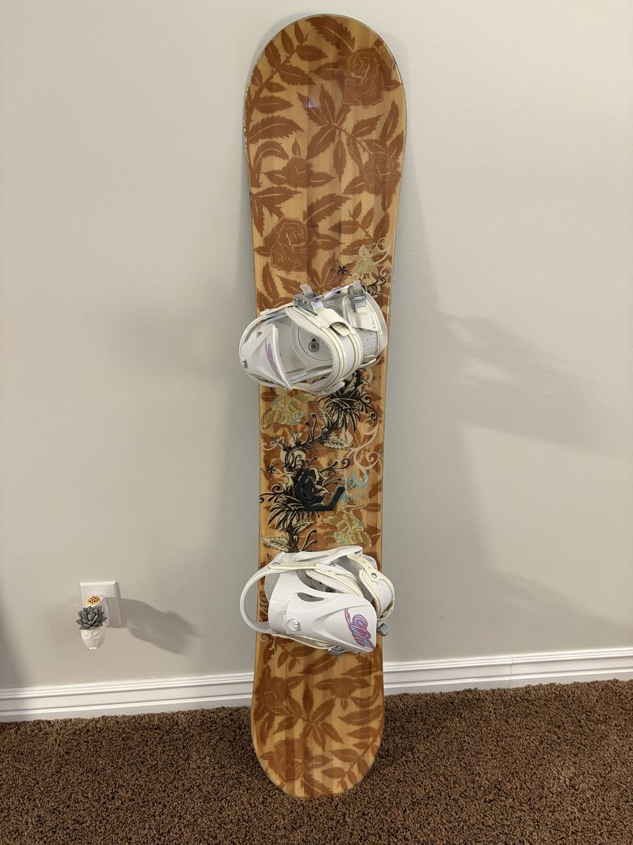 Snowboard Woman's Rossignol With Flow Bindings 155