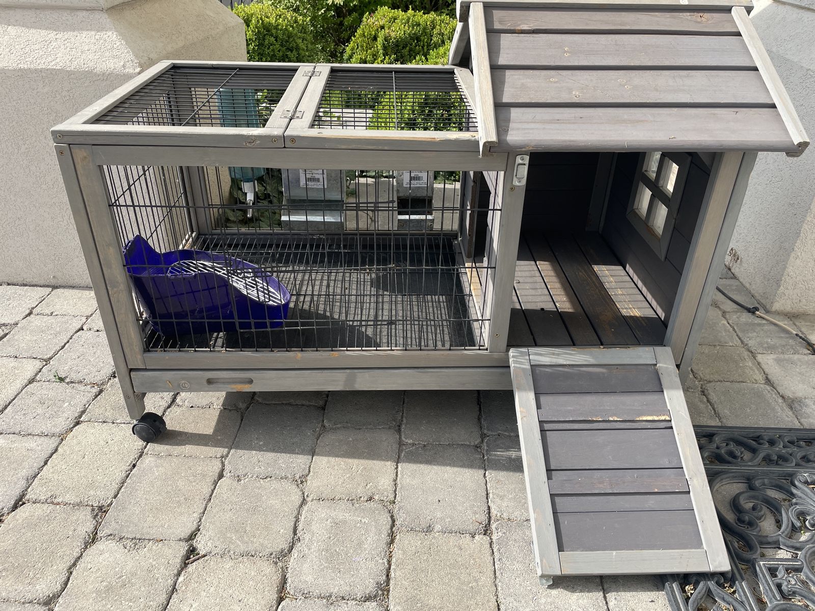 Spacious Wooden Outdoor Rabbit Hutch with Enclosed Run and Weatherproof Roof on Wheels