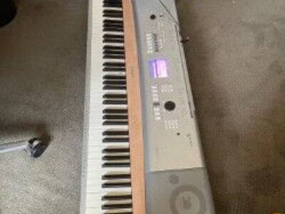 Yamaha Baby Grand Keyboard DGX-620