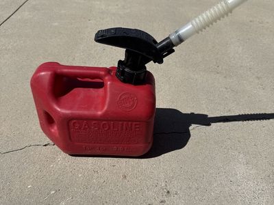 1-GALLON GAS CAN – SELF-VENTING!
