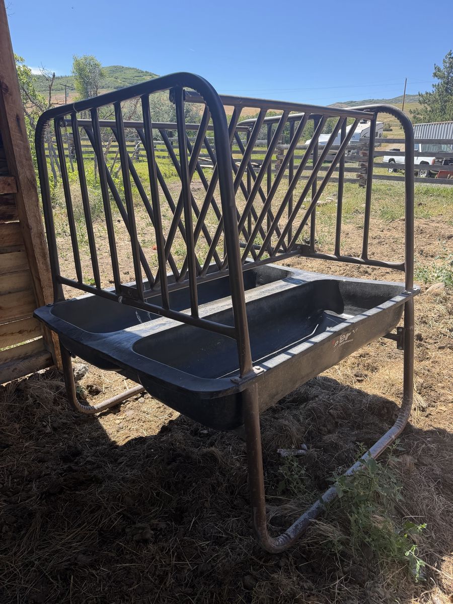Horse feed rack