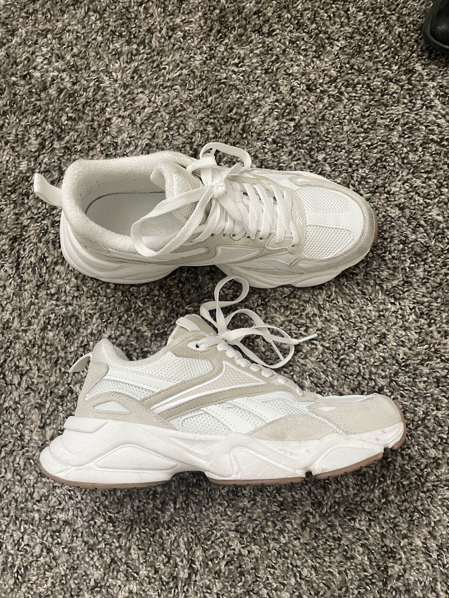 Reebok White & Beige Mesh & Suede Lifestyle Sneakers Women's Size [Insert Size]