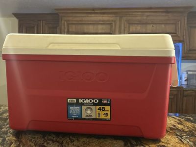 Igloo cooler chest cooler