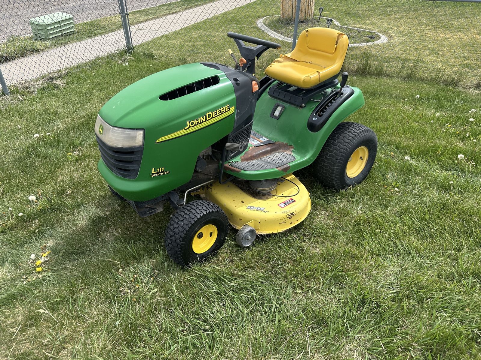John Deere riding lawnmower L111