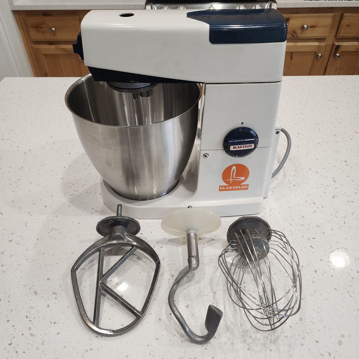 BLAKESLEE A717 7 QUART STAND MIXER w/ ATTACHMENTS WORKS GREAT SOLID WORKHORSE MAKES LARGE BATCHES OF COOKIES & BREAD