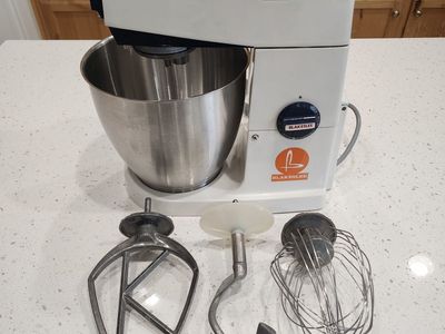 BLAKESLEE A717 7 QUART STAND MIXER w/ ATTACHMENTS WORKS GREAT SOLID WORKHORSE MAKES LARGE BATCHES OF COOKIES & BREAD