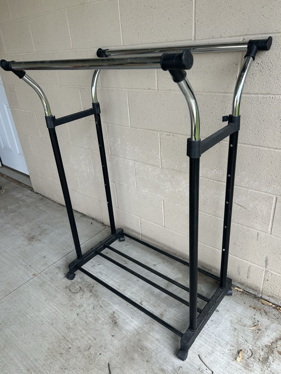 Rolling clothing rack