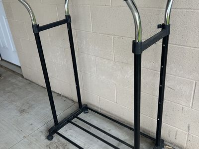 Rolling clothing rack