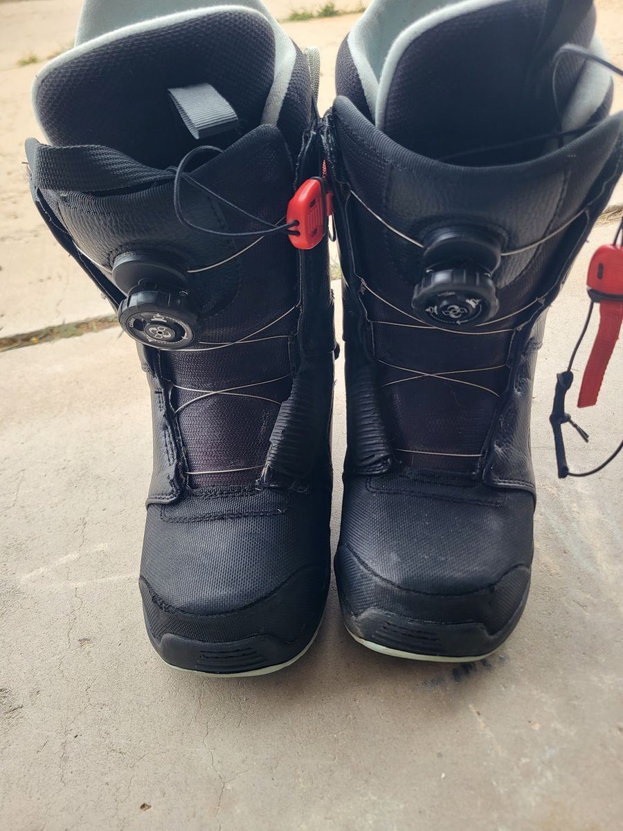 Snowboard boots