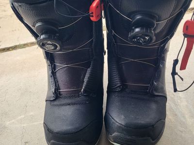 Snowboard boots