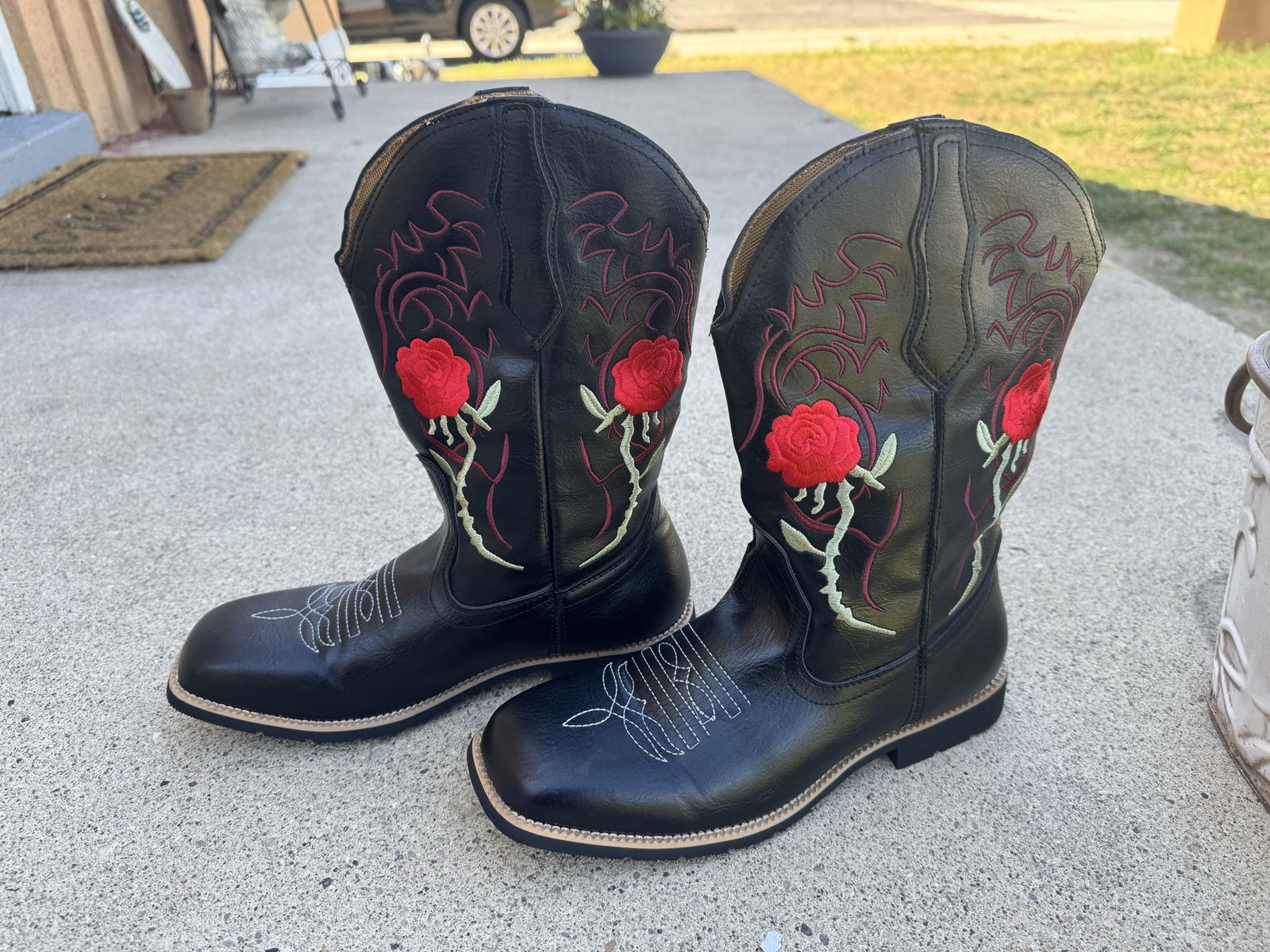 Women's Black Western Cowboy Boots with Square Toe and Floral Rose Embroidery – Size 9