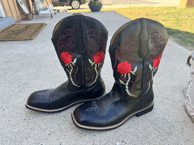 Women's Black Western Cowboy Boots with Square Toe and Floral Rose Embroidery – Size 9