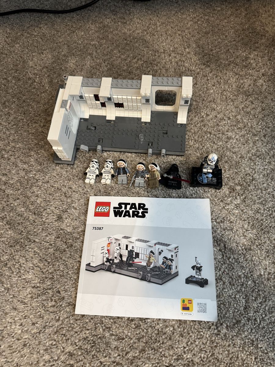 LEGO Star Wars Boarding the Tantive IV Set 75387 with Minifigures and Manual
