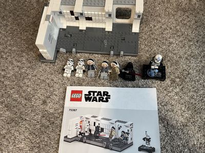 LEGO Star Wars Boarding the Tantive IV Set 75387 with Minifigures and Manual