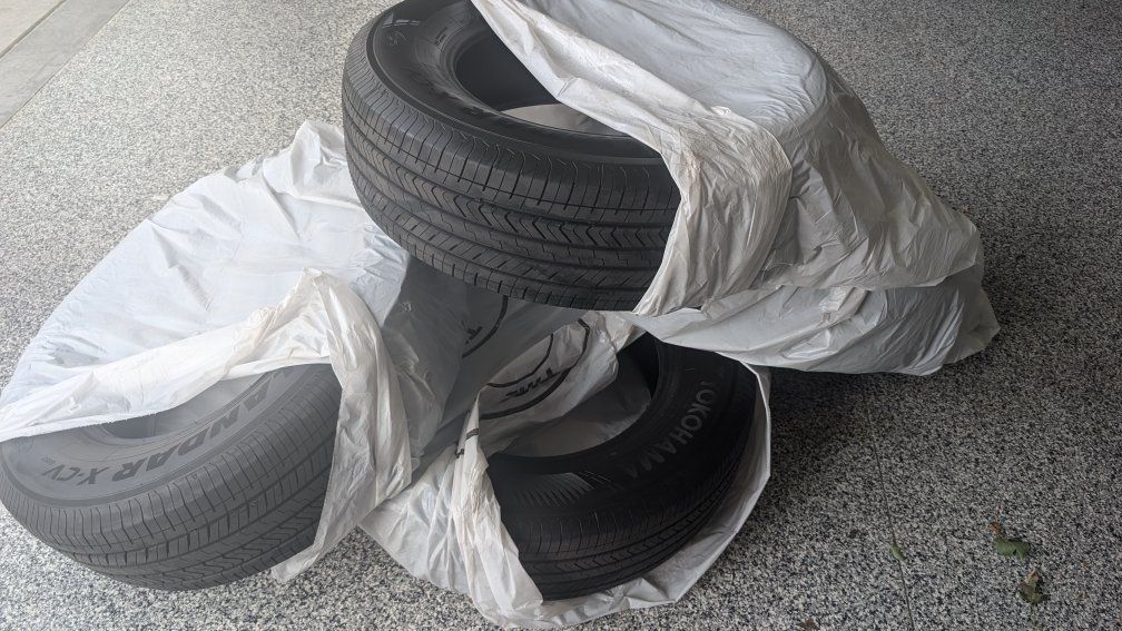 Set of 4 brand new tires 245/70R18 110H Yokohama