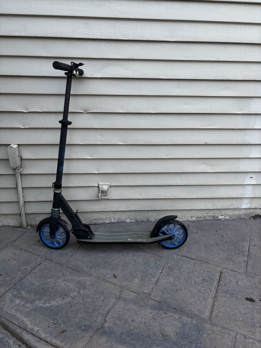 Kids Self-propelled blue and black scooter