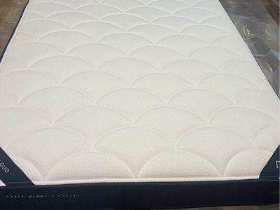 DreamCloud Luxury Queen Mattress - Like New!