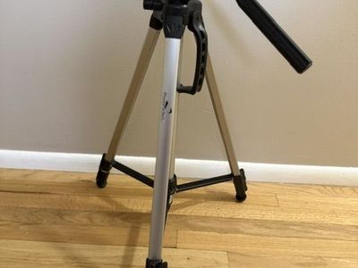 Tripod with 2 Way Fluid Panhead