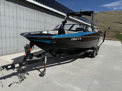 2016 Axis A24 Surf boat