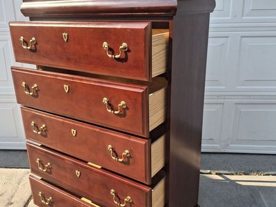 5 drawers dresser/lorie