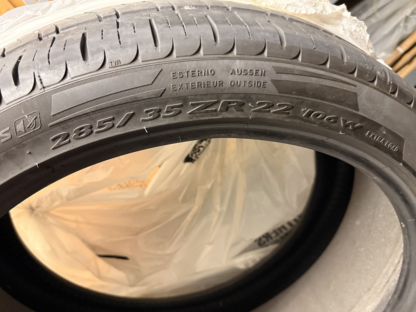 Pirelli Scorpion Zero 285 / 35 R22 & 265 / 35 R22