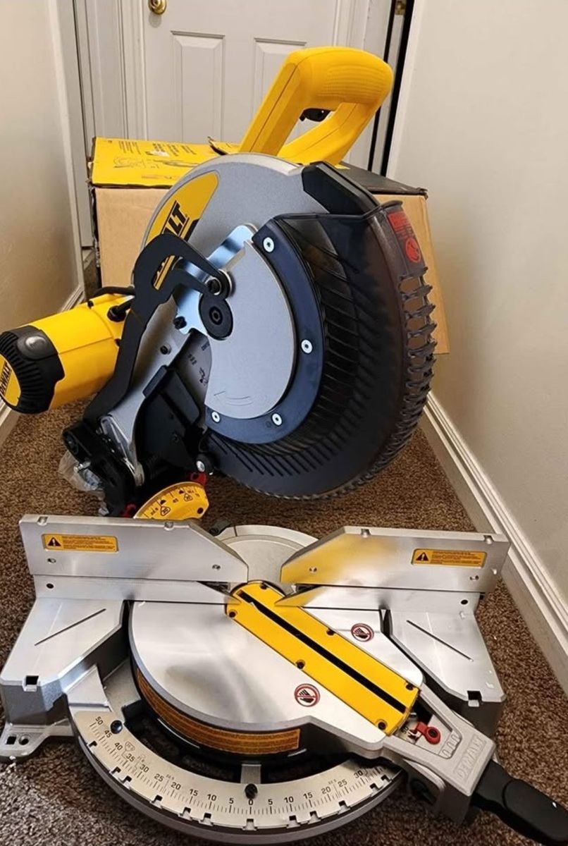 New DeWalt 15 Amp Corded 12 in. Compound Double Bevel Miter Saw
