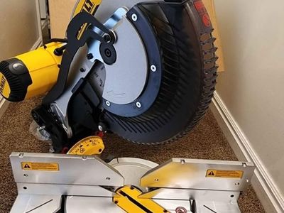 New DeWalt 15 Amp Corded 12 in. Compound Double Bevel Miter Saw