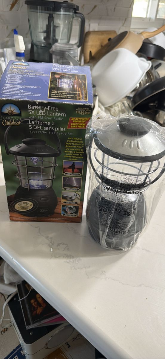 Innovage Outdoor 5X LED Battery-Free Lantern with FM Scan Radio