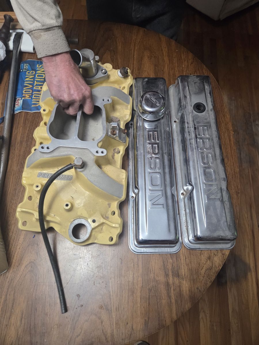 Chevy Small Block Manifold and Vaulve covers. Original