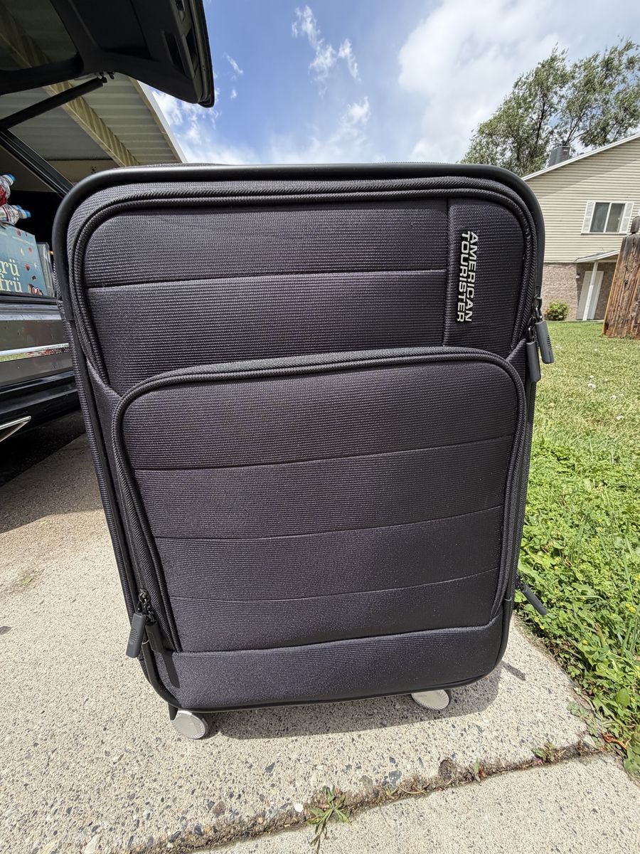 American Tourister Black Spinner Carry-On Luggage - Excellent Condition, Smooth Wheels, Expandable