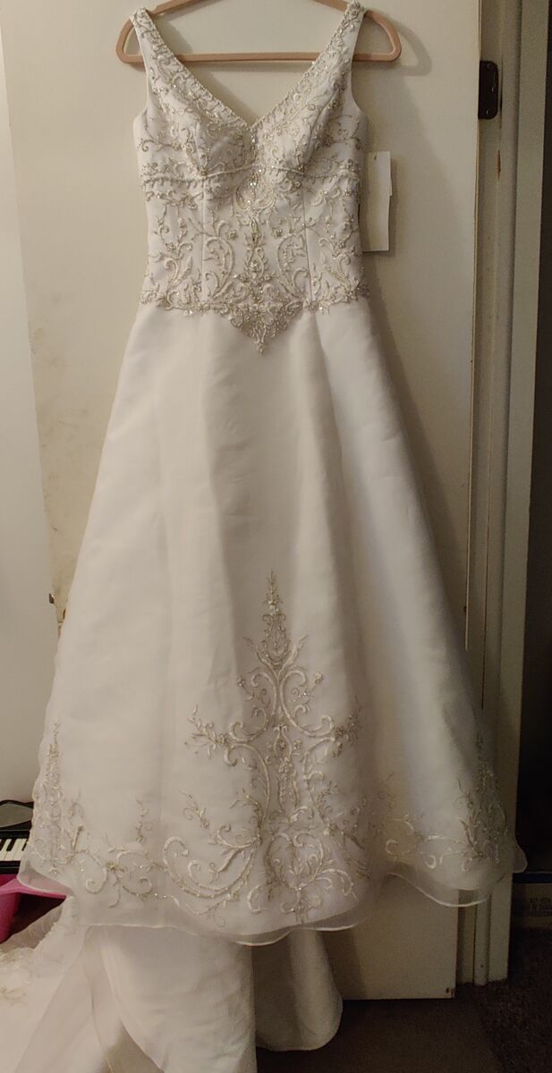 Brand new wedding dress Size 8