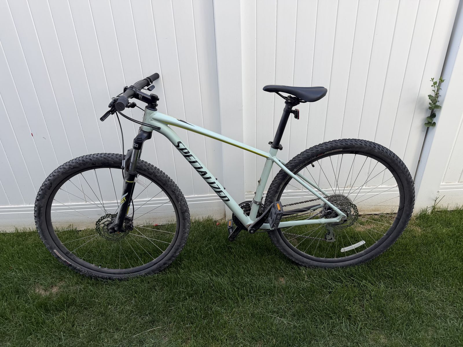 2018 Specialized Rockhopper Mountain Bike – Excellent Condition