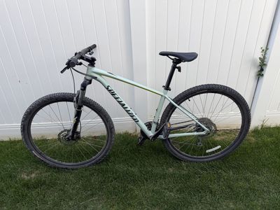 2018 Specialized Rockhopper Mountain Bike – Excellent Condition