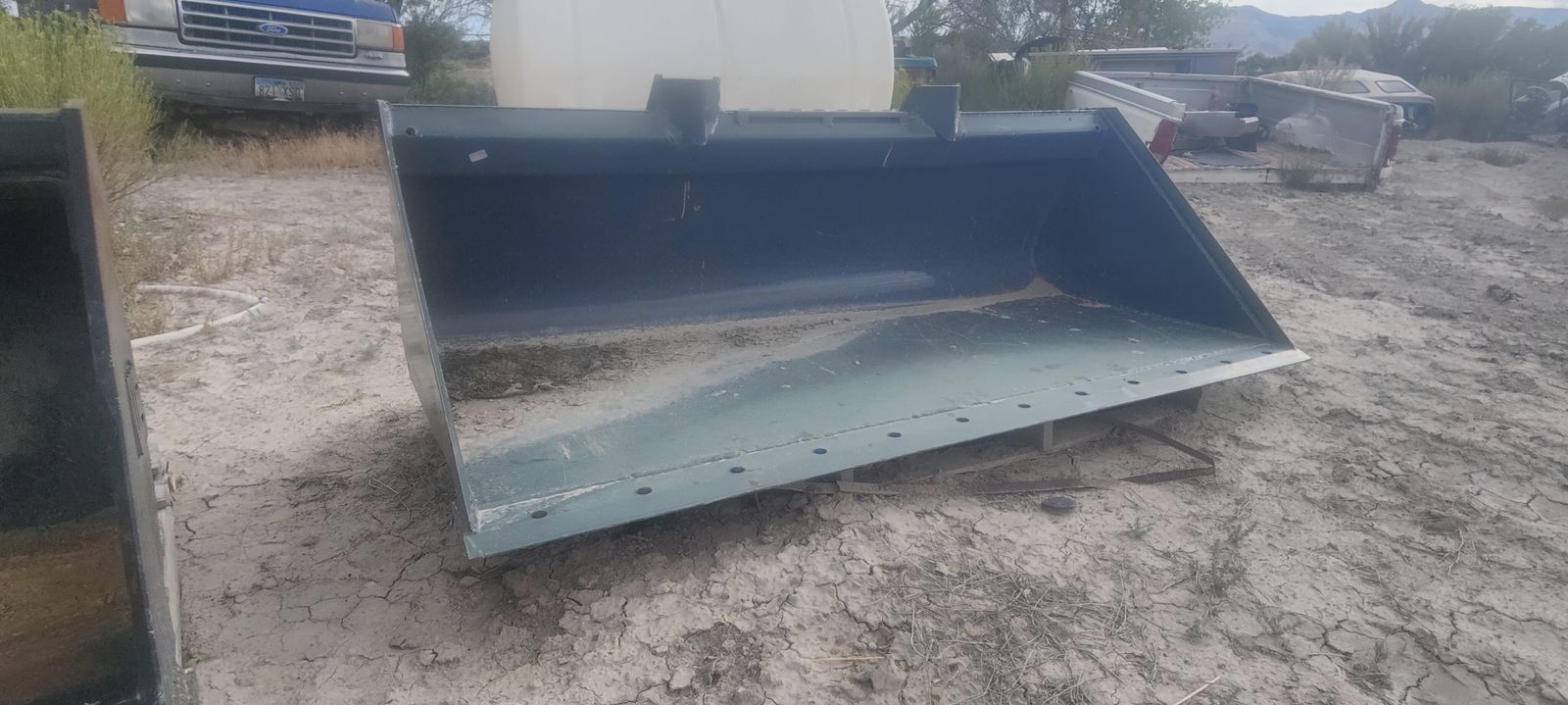 Front bucket
