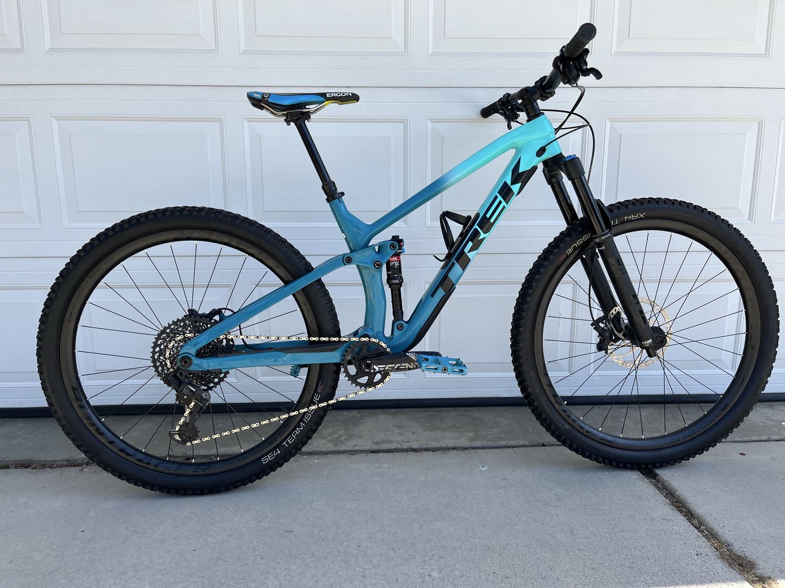 2020 Trek Fuel EX 9.8 29er Size Medium/Large Carbon Frame, Carbon Wheels, Excellent