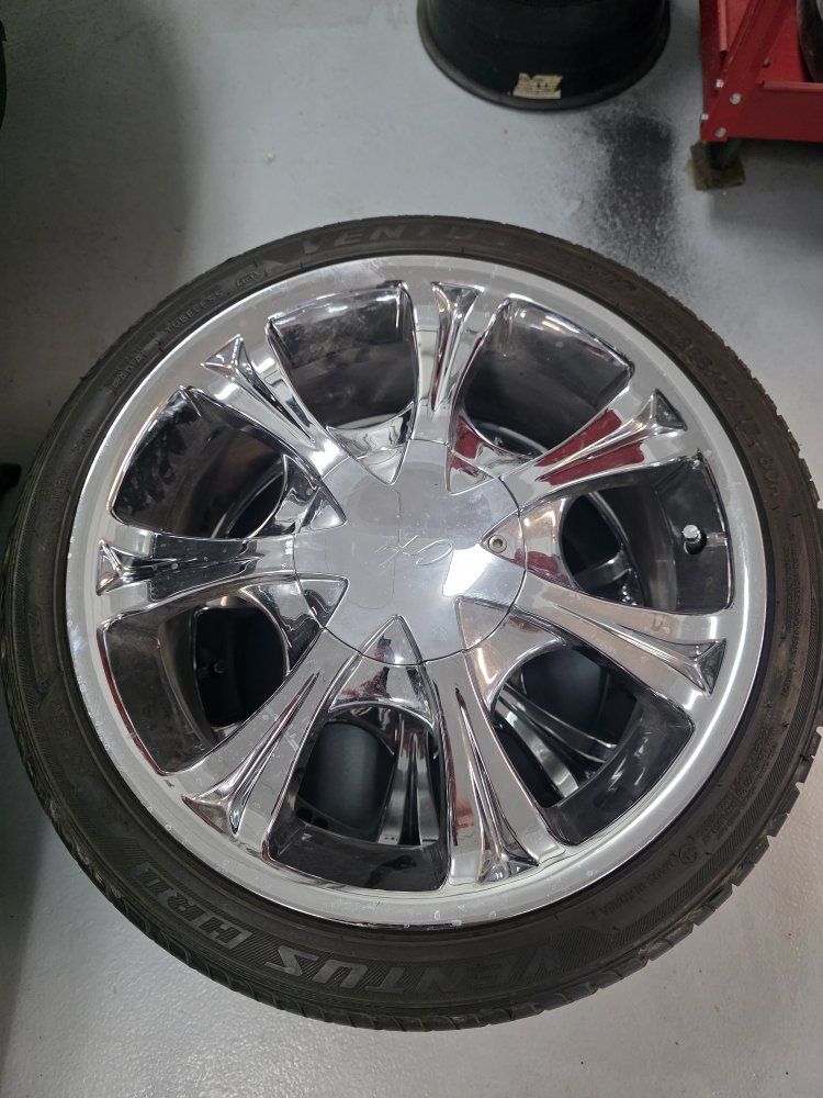 Hankook Ventus HRII 205/40R17 Chrome wheels