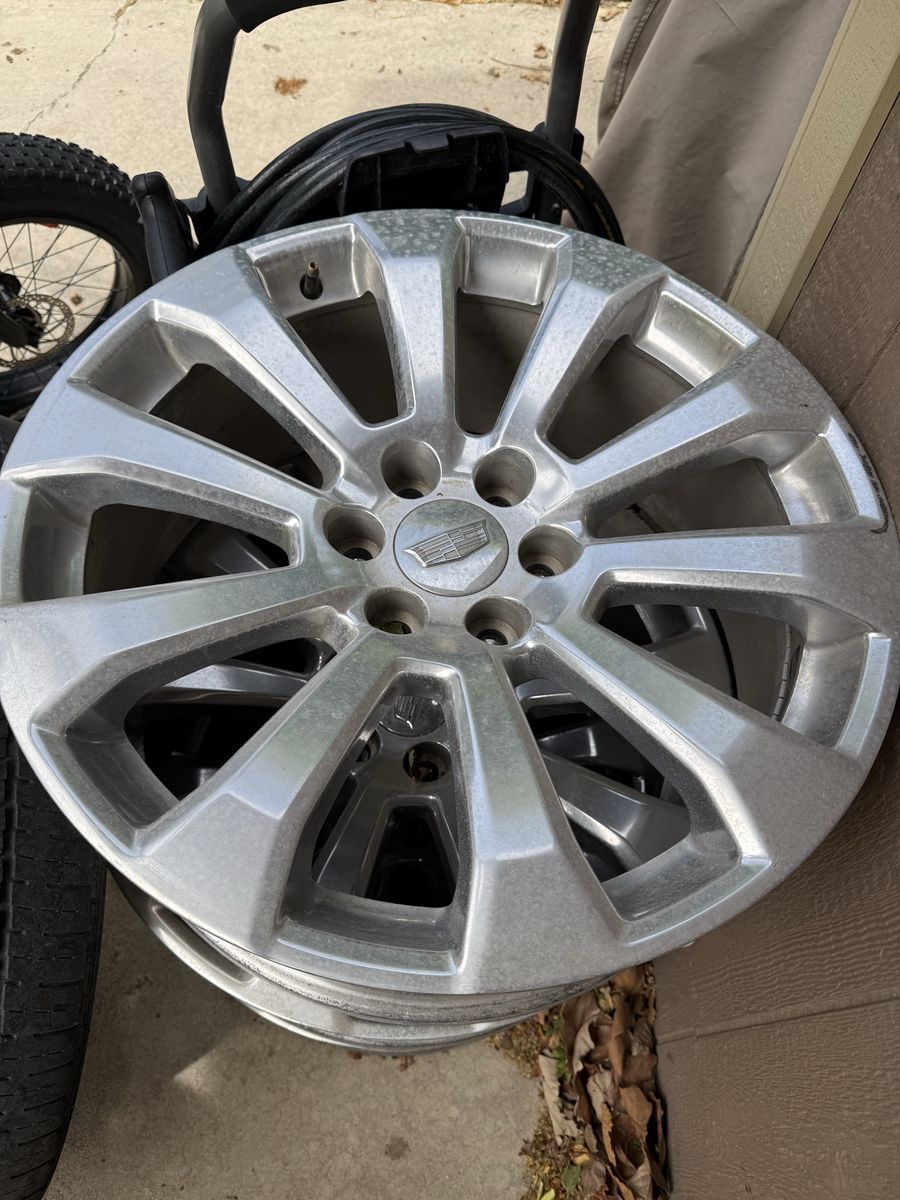 Cadillac chrome rims 22’s