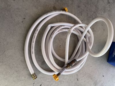 CAMCO Kink Resistant 25FT Drinking Water Hose - W/pressure regulator White, 1/2 Inch Internal Diameter