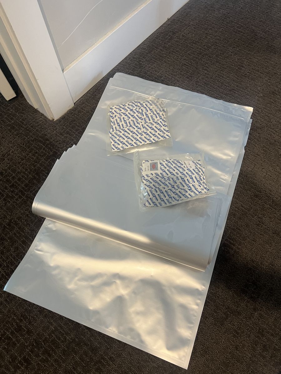 17 Mylar Bags with Ziplock 18in. x 28in. (5 mils) with 20 oxygen absorbers (1,000cc)